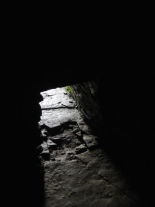 Cuween Cairn -- light at the entry